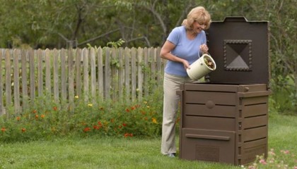 Kobieta wrzucająca odpady do kompostownika