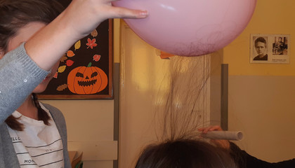 balon przyciągający włosy 